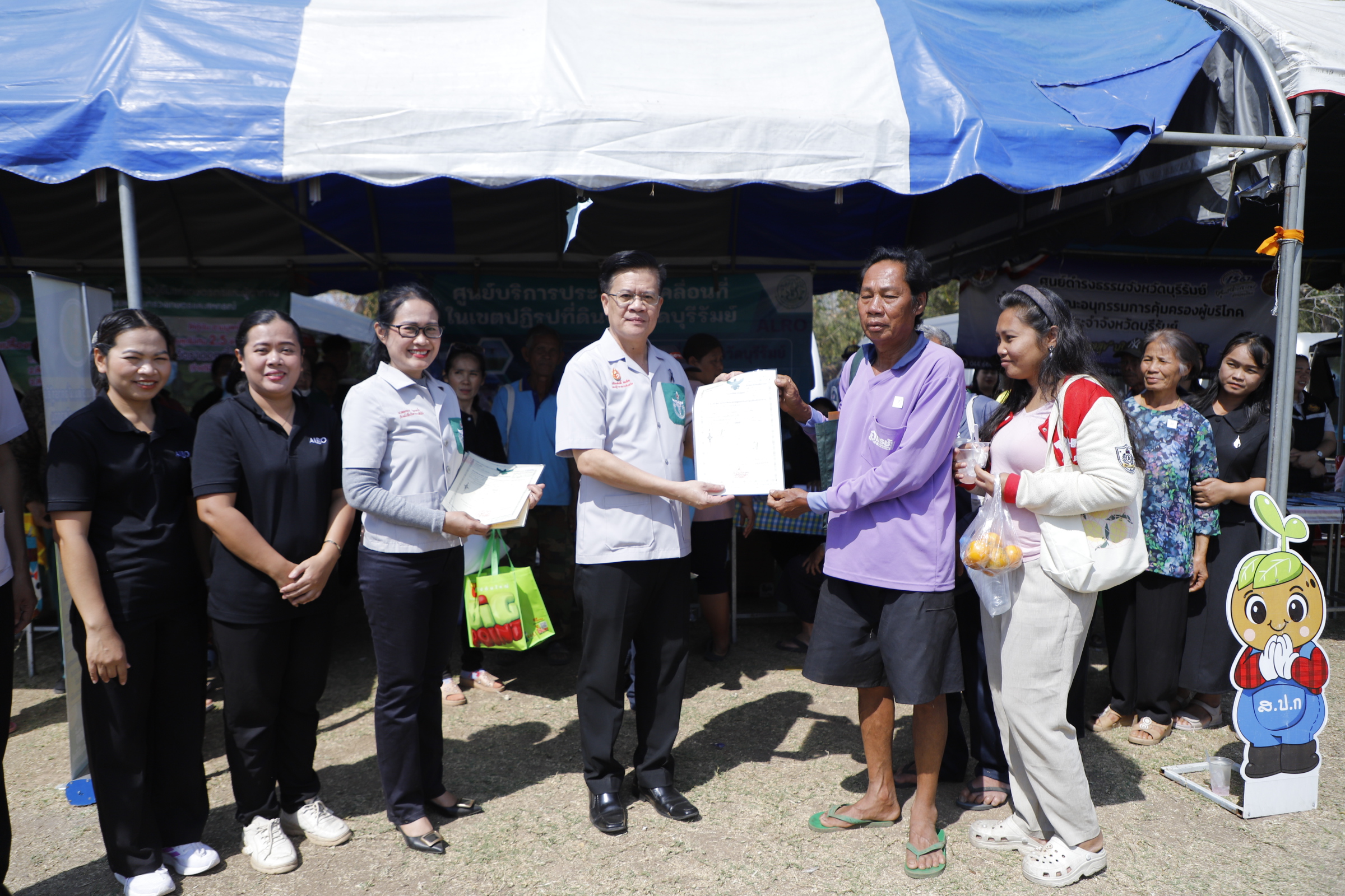 title - วันศุกร์ที่ 20 กุมภาพันธ์ 2569 นายประเสริฐ กาญจนเกียรติกุล ปฏิรูปที่ดินจังหวัดบุรีรัมย์ มอบหมายให้นางนวลละออง ชูมาตย์ ผู้อำนวยการกลุ่มยุทธศาสตร์ฯ พร้อมด้วยเจ้าหน้าที่ ส.ป.ก.บุรีรัมย์ ร่วงงานหน่วยแพทย์ พอ.สว. และโครงการบำบัดทุกข์ บำรุงสุข วิถีใหม่ สร้างรอยยิ้มให้ประชาชน